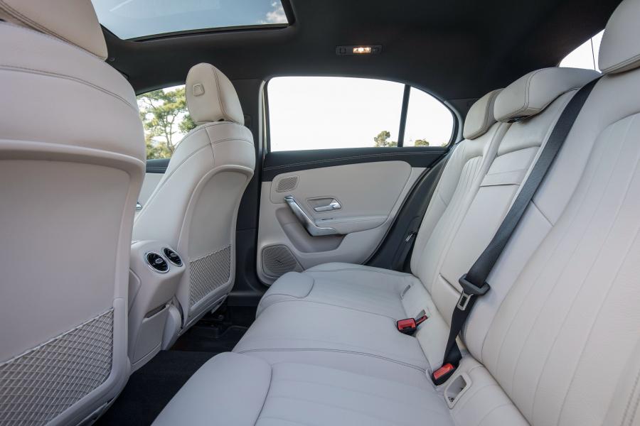 Интерьер Mercedes-Benz A180 d Progressive (W177) 2018 года  (WW) (фото 85 из 96)